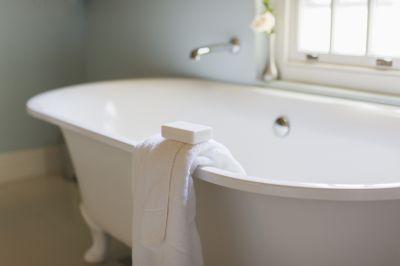 Freestanding Tub with Clawfoot